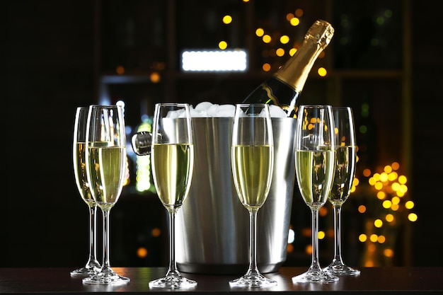 Photo glasses of champagne on bar background
