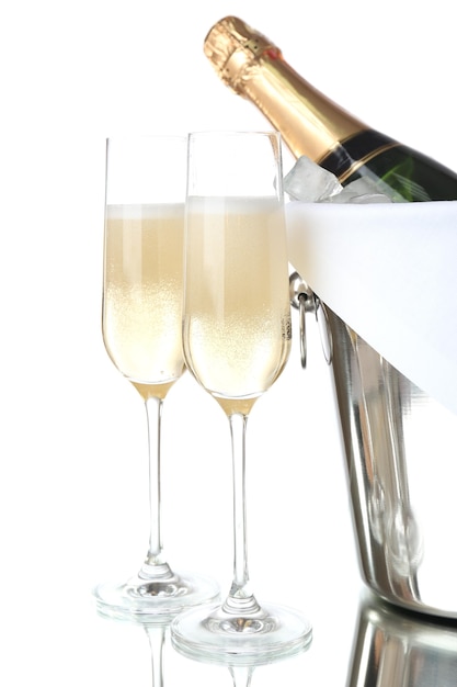 Foto bicchieri di champagne e bottiglia nel secchio, isolato su bianco