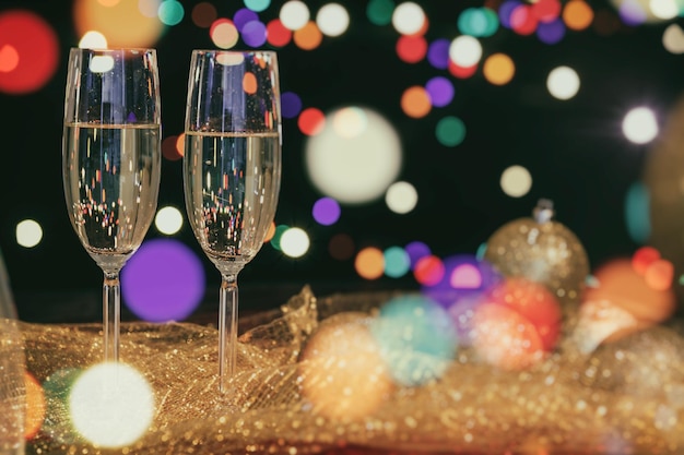 Photo glasses of champagne and christmas decoration