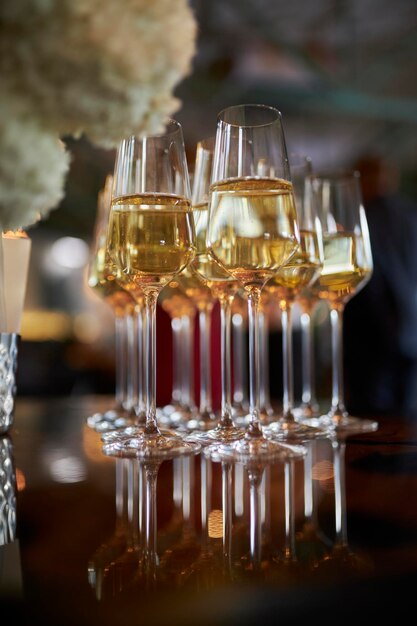 Бокалы шампанского Ресторан Белое вино в бокалах