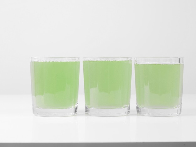 유럽식 아침 식사 테이블에 녹색 사과 주스 한 잔