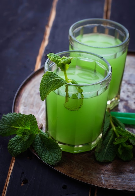 ミントと緑の飲み物のグラス