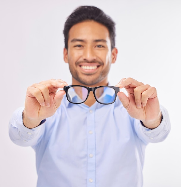 Фото Портрет счастливого мужчины в очках и студия с оптометристом, показывающим продукт для очков улыбающееся счастье и выбор оправы продажа мужской модели с проверкой линз и оптометрией с размытым фоном