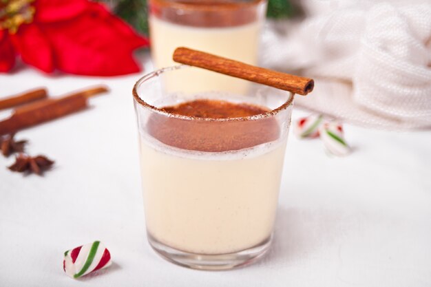 Photo glasses of holiday egg nog on the white background