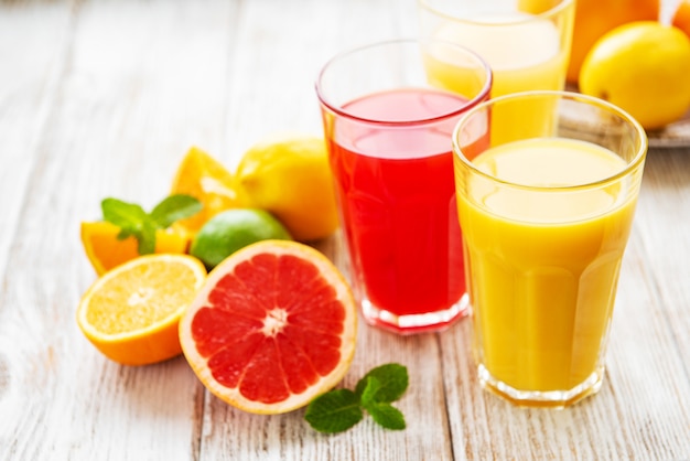ジュースと柑橘系の果物のグラス