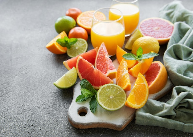 ジュースと柑橘系の果物のグラスxA