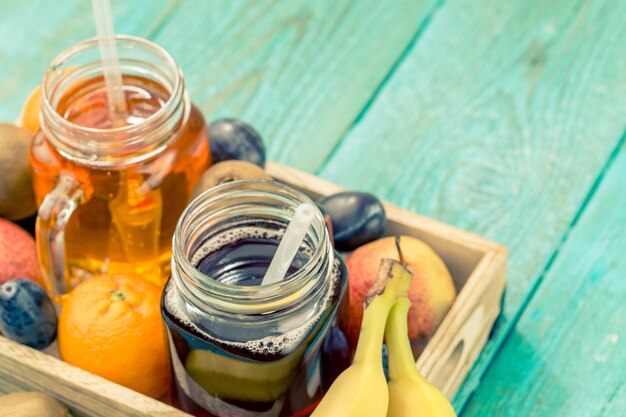 Photo glasses of juice with fruits