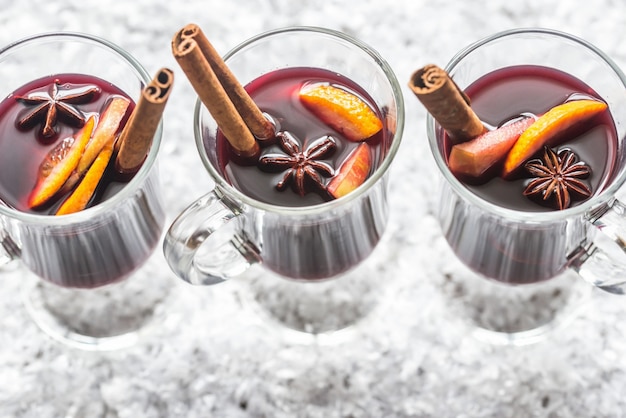 Photo glasses of mulled wine in snow