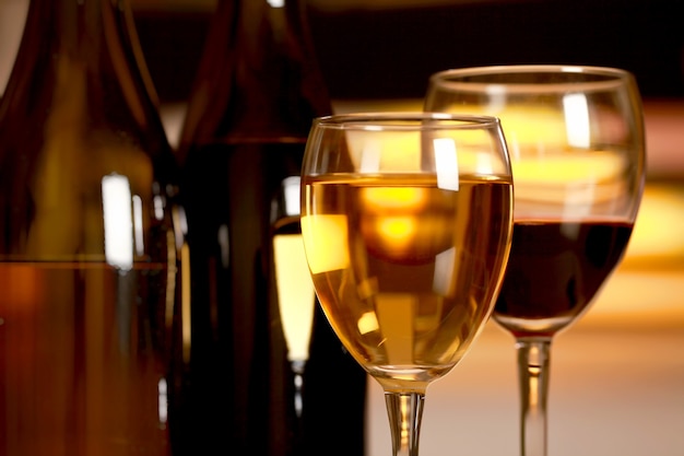 写真 暗い背景に赤と白ワインのグラス
