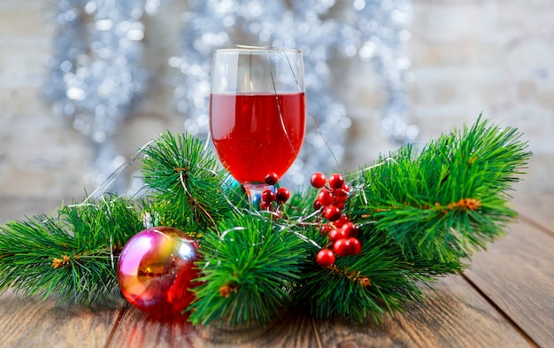 Бокалы с красным вином перед елкой на праздники