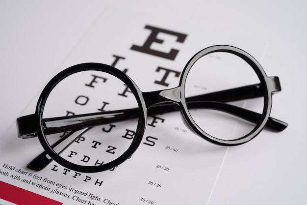 写真 読み取りの視力の精度をテストするための眼科試験チャートのメガネ