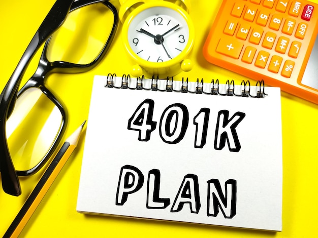 黄色の背景にテキスト 401 K 計画とメガネと鉛筆ビジネス コンセプト