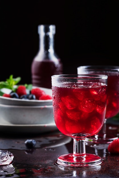 Foto bicchieri di succo di bacche rosse