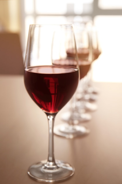 Bicchieri di vino rosso sul tavolo nel ristorante