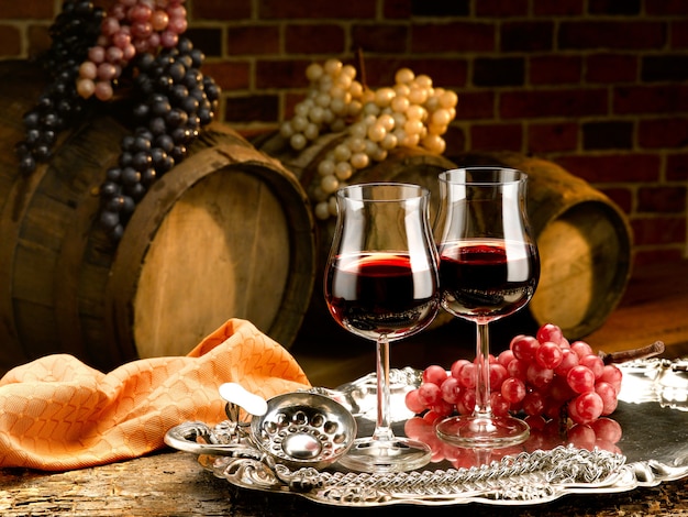 Бокалы с красным вином в дегустационном погребе