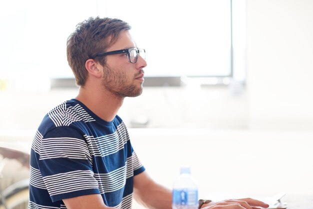 ウェブ開発者 (Web Developer) またはコンピュータ上の人間 (Man on Computer) 情報技術 (Information Technology) またはオンラインの問題解決のためのクリエイティブ・テクニシャン (Creative Technician) プログラミングアップグレード (Upgrade) トラブルシューティング (Troubleshooting) ソリューションを明るいスタートアップ (Bright Startup) に