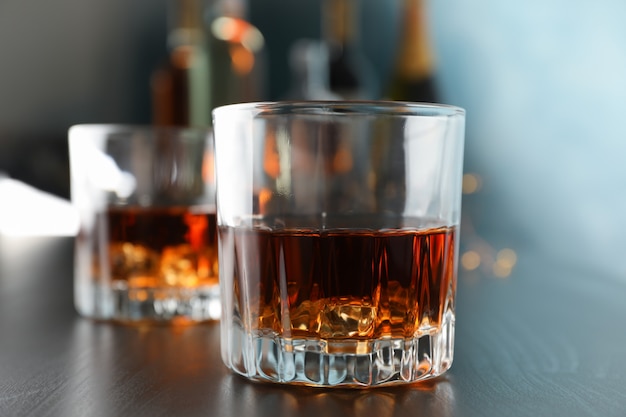 Bicchieri di whisky sul bancone bar