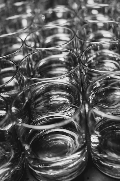 バーカウンターの白ワインのグラス小さな焦点深度白黒写真