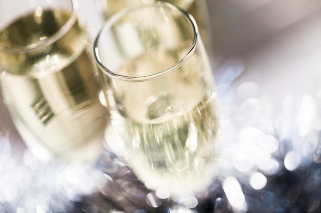 Photo glasses of white wine on blurred background