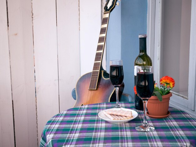 Foto bicchieri di vino sul balcone