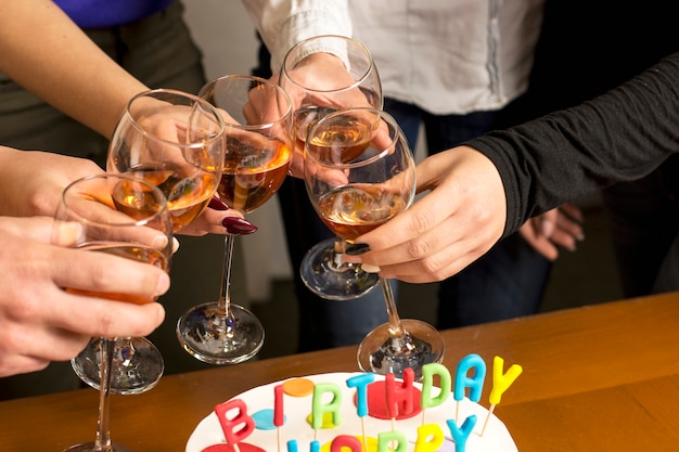 Photo glasses of wine on a cheerful birthday