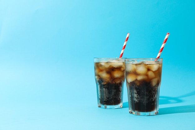 Vetri con cola fredda e tubulo su fondo blu, spazio per testo