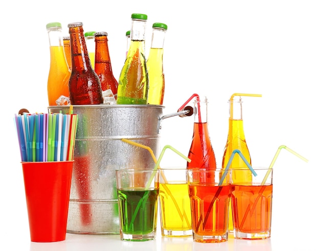 Photo glassware of different drinks in metal bucket isolated on white