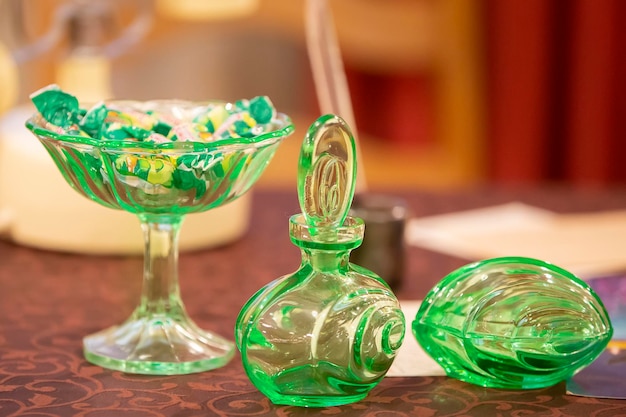 ガラス製品ガラスグリーンの皿がテーブルの上にあります