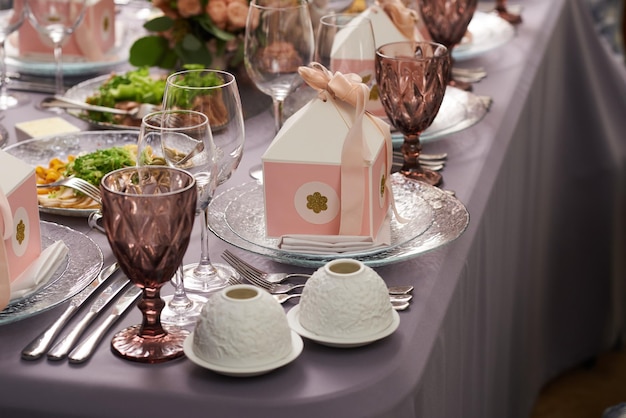 제공되는 축제 테이블에 안경과 접시가 있는 유리 제품