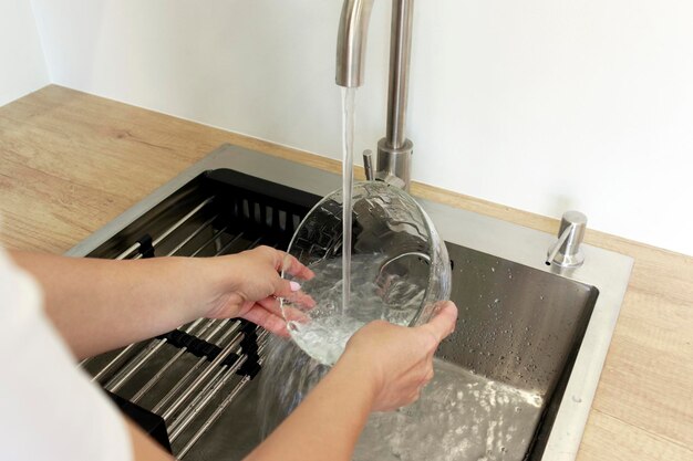 Foto glaswerk wassen in de gootsteen in de keuken