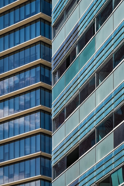 사진 푸른 빛과 녹색 톤의 두 도시 건물 정면의 유약 발코니와 창문