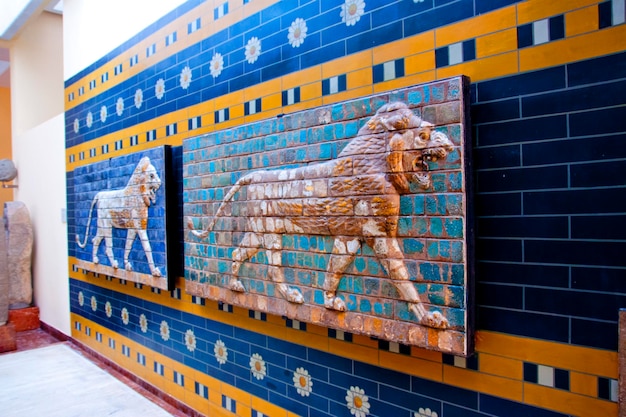 глазурованная кирпичная панель на пути к воротам Иштар