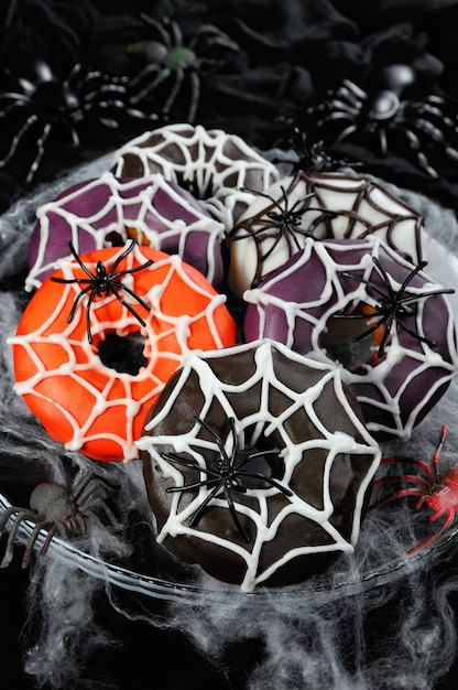 Foto ciambelle glassate decorate con ragnatele per halloween