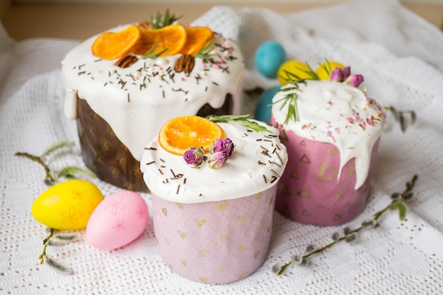 Torta di pasqua lustrata decorata con le arance e le uova sulla tavola di legno buone vacanze di pasqua