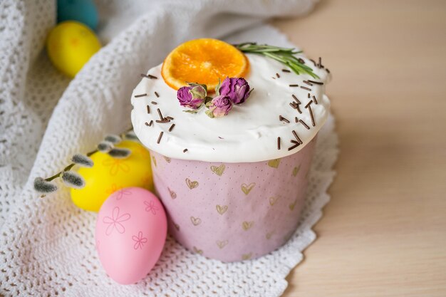 Torta di pasqua lustrata decorata con le arance e le uova sulla tavola di legno buone vacanze di pasqua