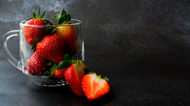 Glazen beker met verse rijpe aardbeien