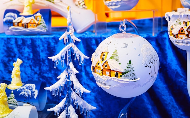 Glazen bollen kerstboomversieringen op de kerstmarkt op de gendarmenmarkt in winter berlijn, duitsland. advent fair-decoratie en kraampjes met ambachtelijke artikelen in de bazaar.