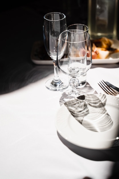 Foto glazen, bord en bestek op tafel. tafelopstelling in het restaurant.