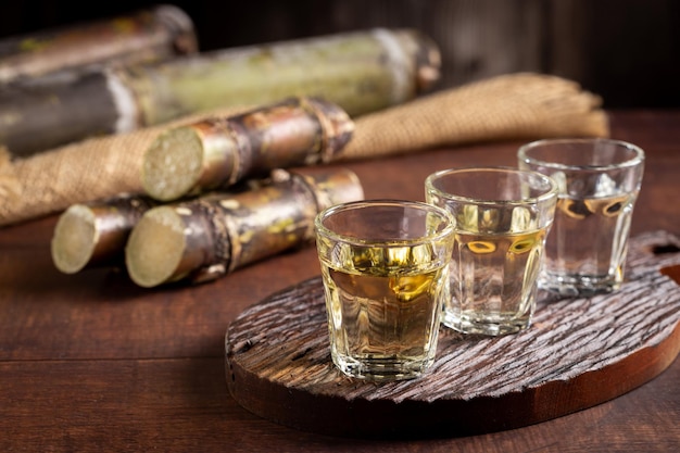 Glazen cachaca geserveerd op de tafel