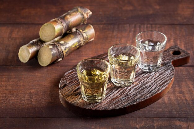 Glazen cachaca geserveerd op de tafel