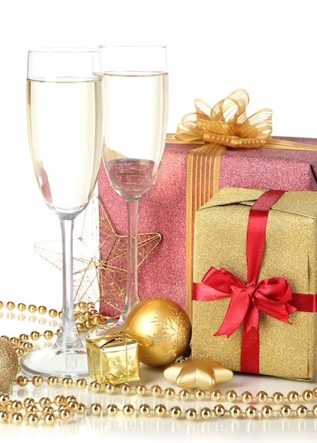 Glazen champagne met geschenkdozen geïsoleerd op wit