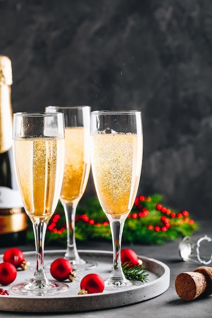 Glazen champagne of prosecco Kerstmis en Nieuwjaar vakantie achtergrond kopie ruimte