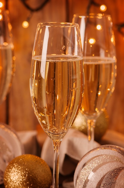 Glazen champagne op de Kerst achtergrond