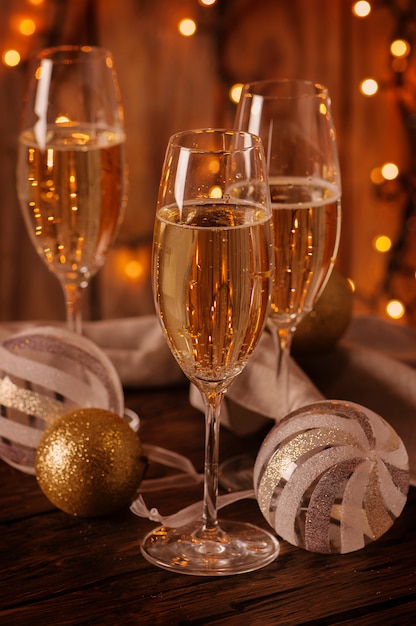 Glazen champagne op de kerst tafel