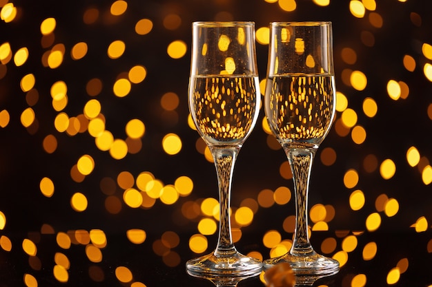 Glazen champagne tegen bokeh licht achtergrond