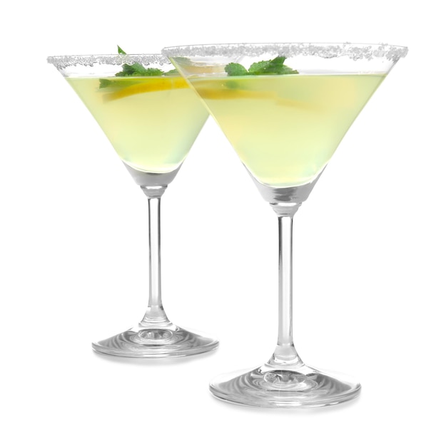 Glazen citroen drop martini met stukjes fruit op witte achtergrond