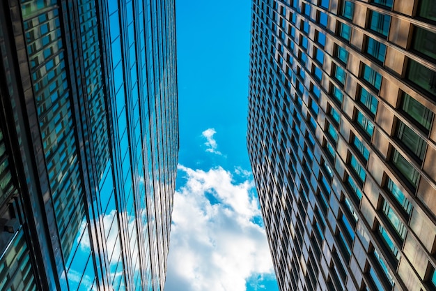 Glazen daken van zakencentra worden tegen de blauwe lucht gefotografeerd