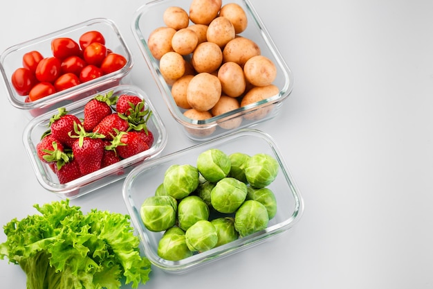 Glazen dozen met verse rauwe groenten Groenten en fruit in glazen containers Voedselopslagconcept