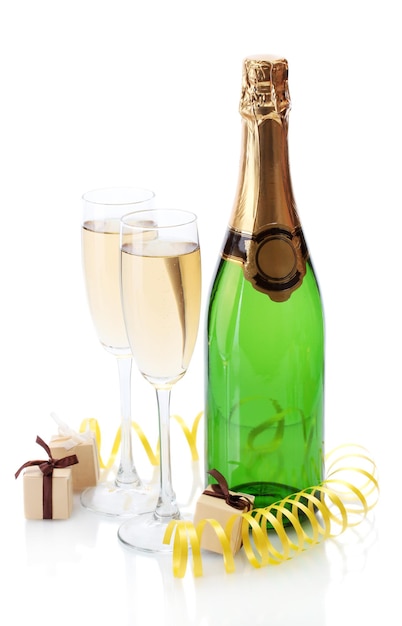 Glazen en fles champagne, geschenken en serpentine geïsoleerd op een witte