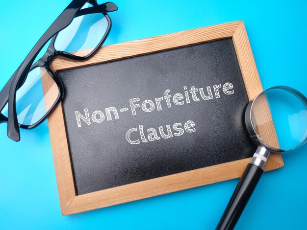 Glazen en vergrootglas met het woord NonForfeiture Clause